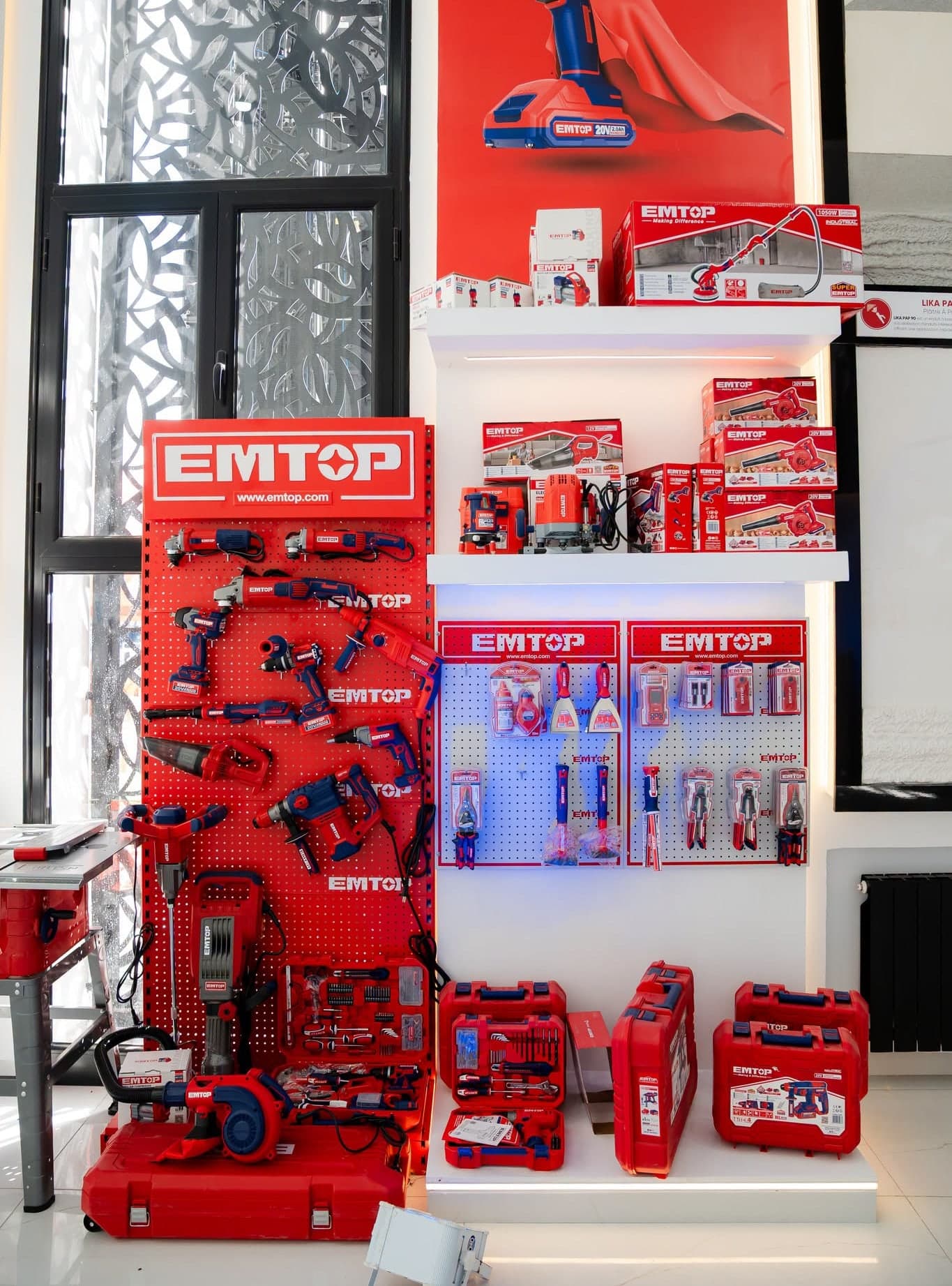 Présentoir d'outillage EMTOP dans le showroom CSCD