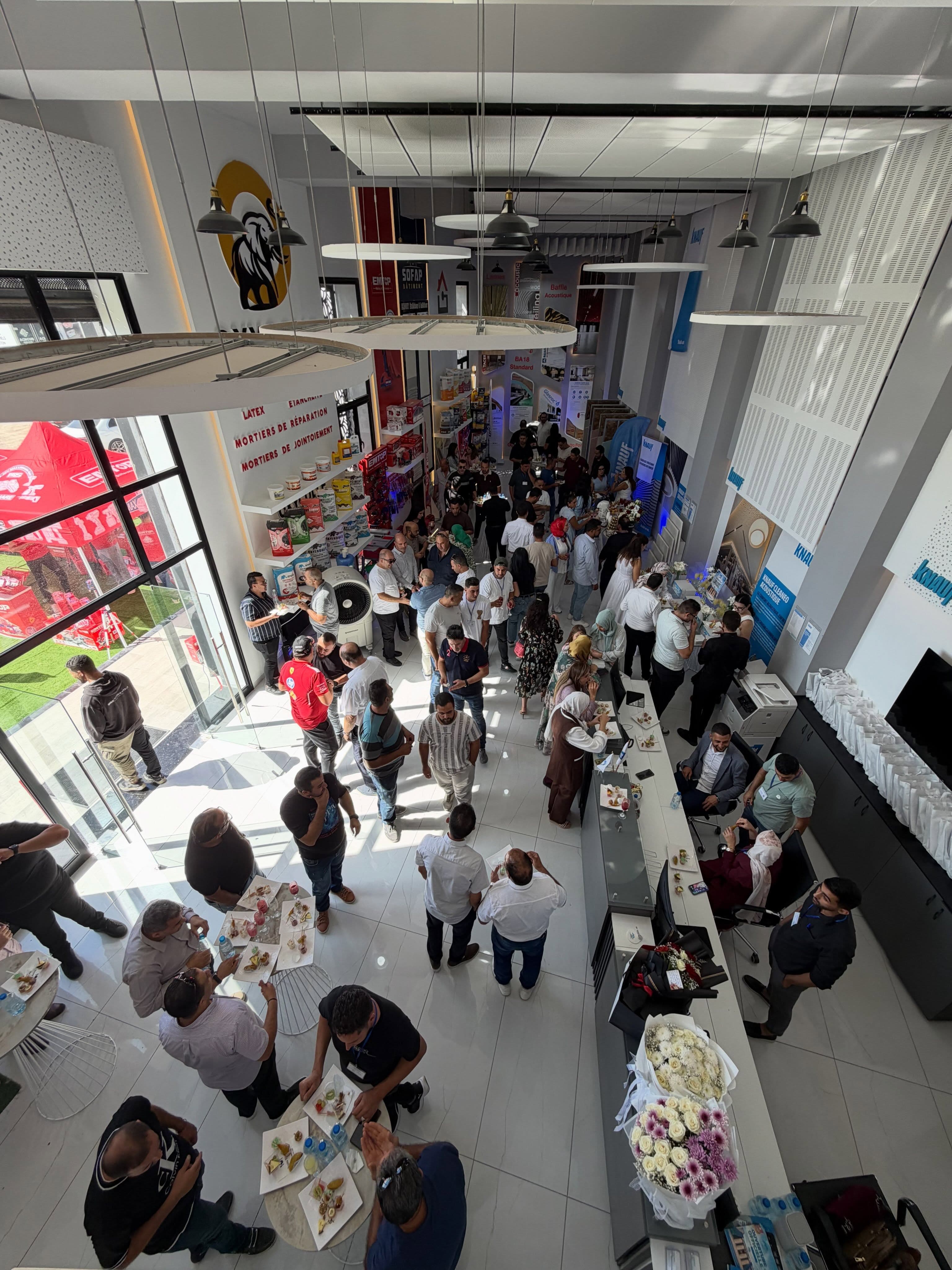 Clients dans le showroom CSCD